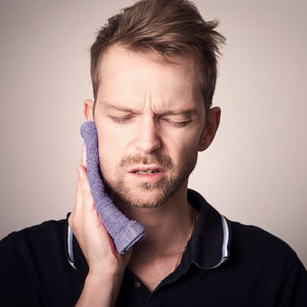 Paciente con dolor mandibular provocado por bruxismo y problemas de ATM