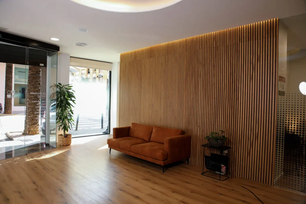 Recepción y sala de espera de la clínica dental Poveda & Maruenda en Ontinyent