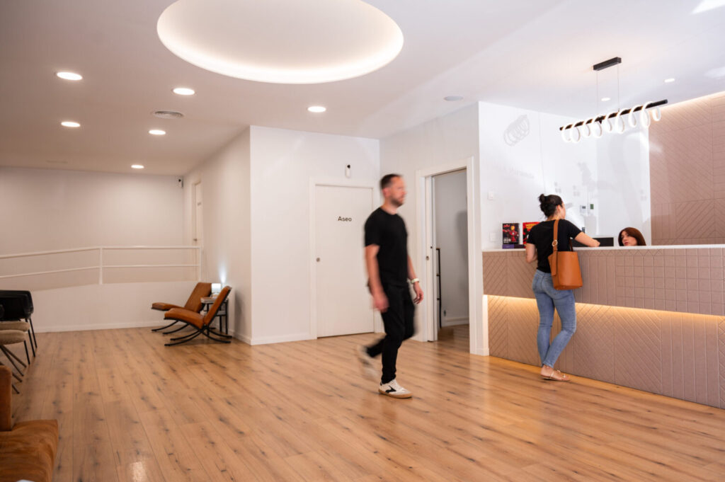 Sala de espera y recepción de la clínica dental en Ontinyent