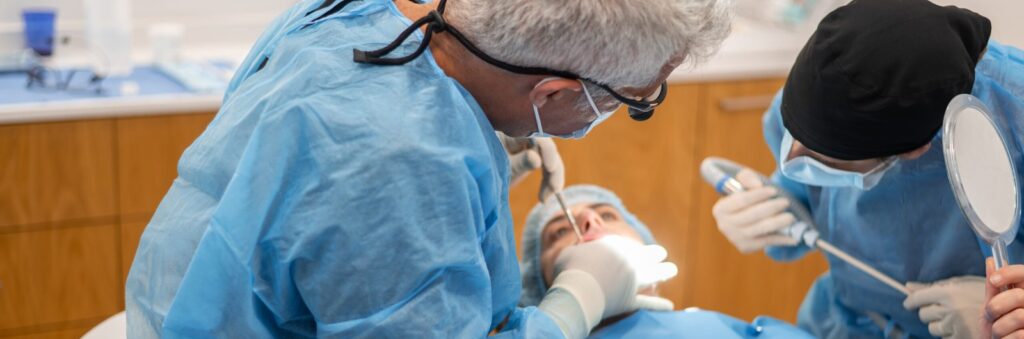 Cirugia de colocacion de implantes dentales en la clinica de Ontinyent