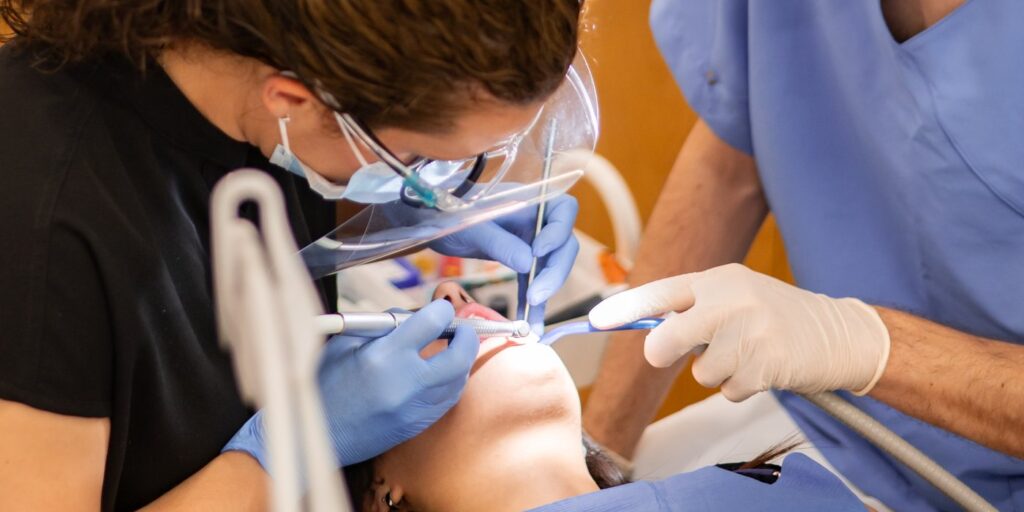 Tratamiento de endodoncia con la especialista y su auxiliar en la clinica de Ontinyent