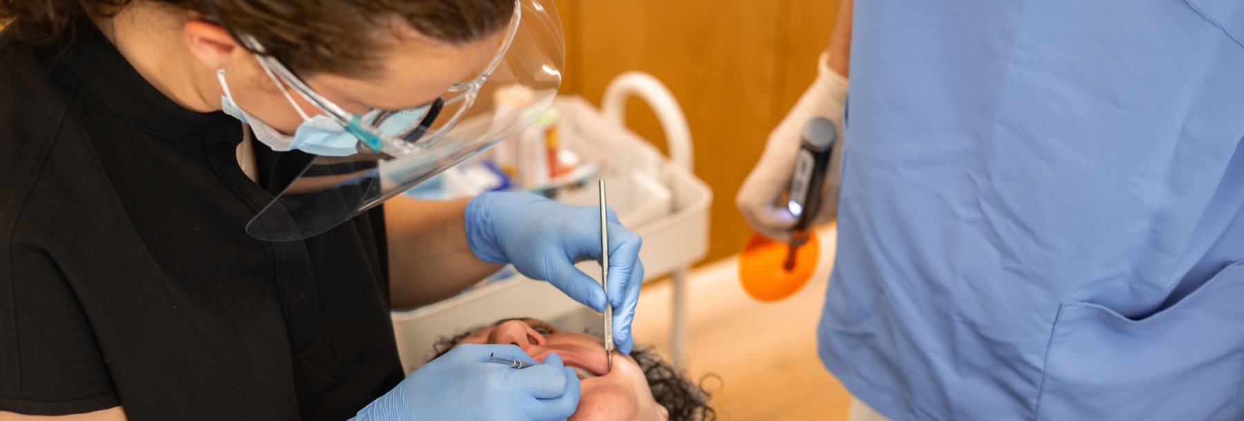 Especialista de Poveda & Maruenda realizando una endodoncia en Ontinyent