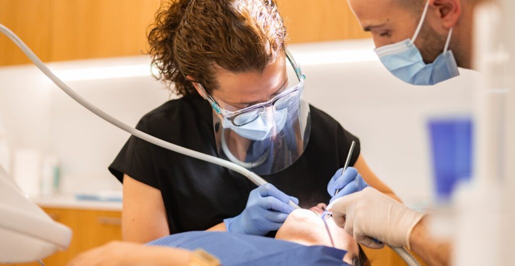 Dra. Lucia Callado y su auxiliar durante un tratamiento en la clinica de Ontinyent