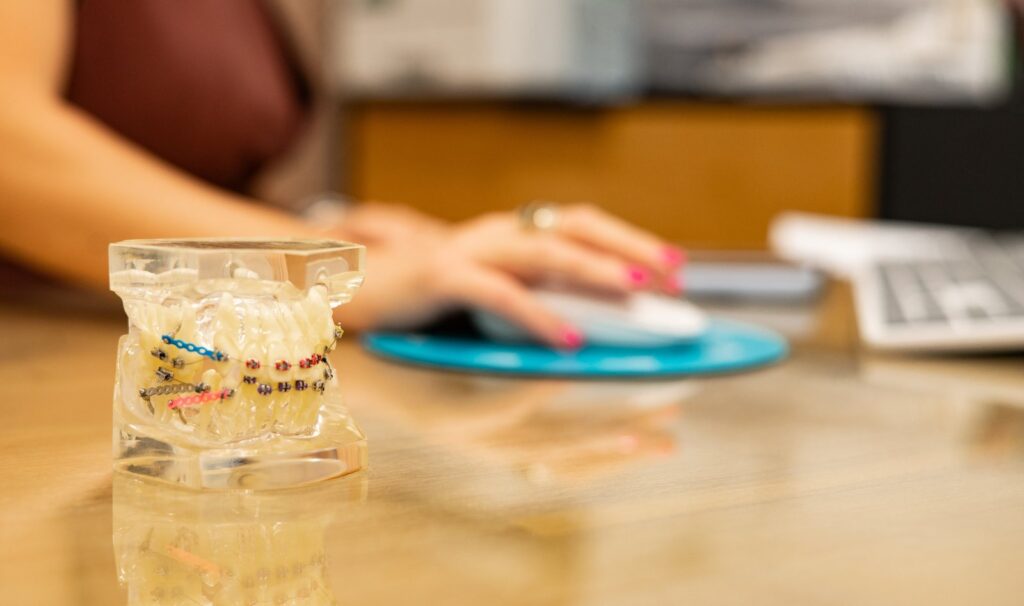 Modelo dental con brackets en la consulta de ortodoncia de Poveda & Maruenda en Ontinyent