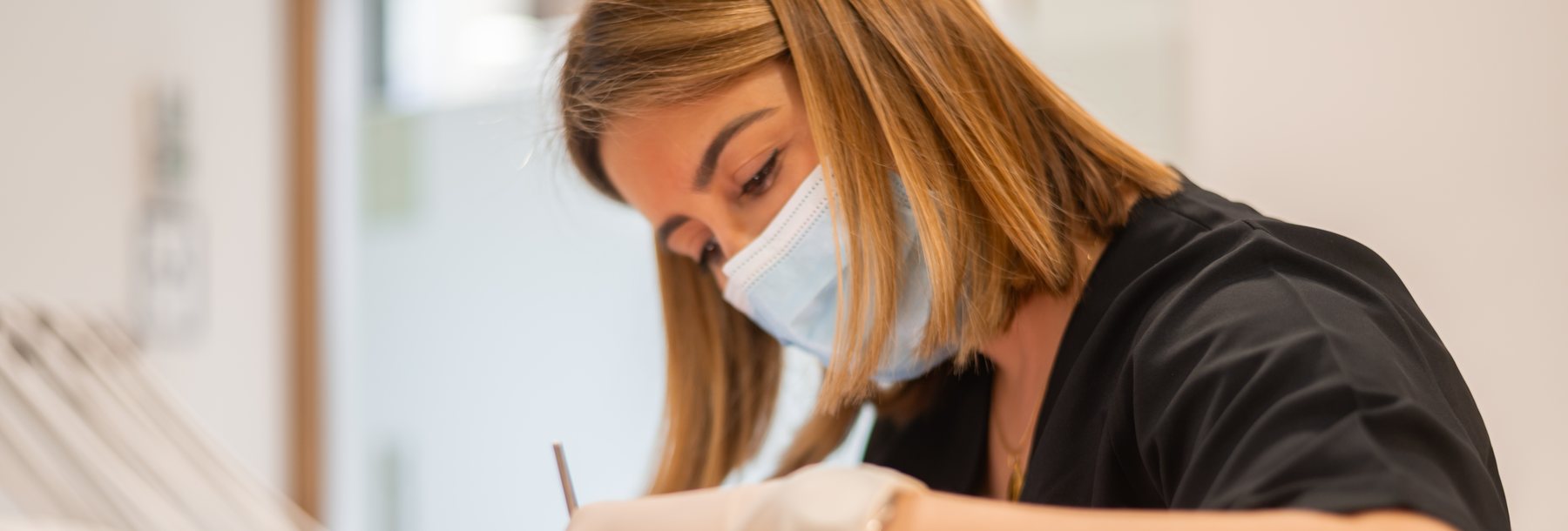 Higienista de Poveda & Maruenda realizando una limpieza dental en Ontinyent